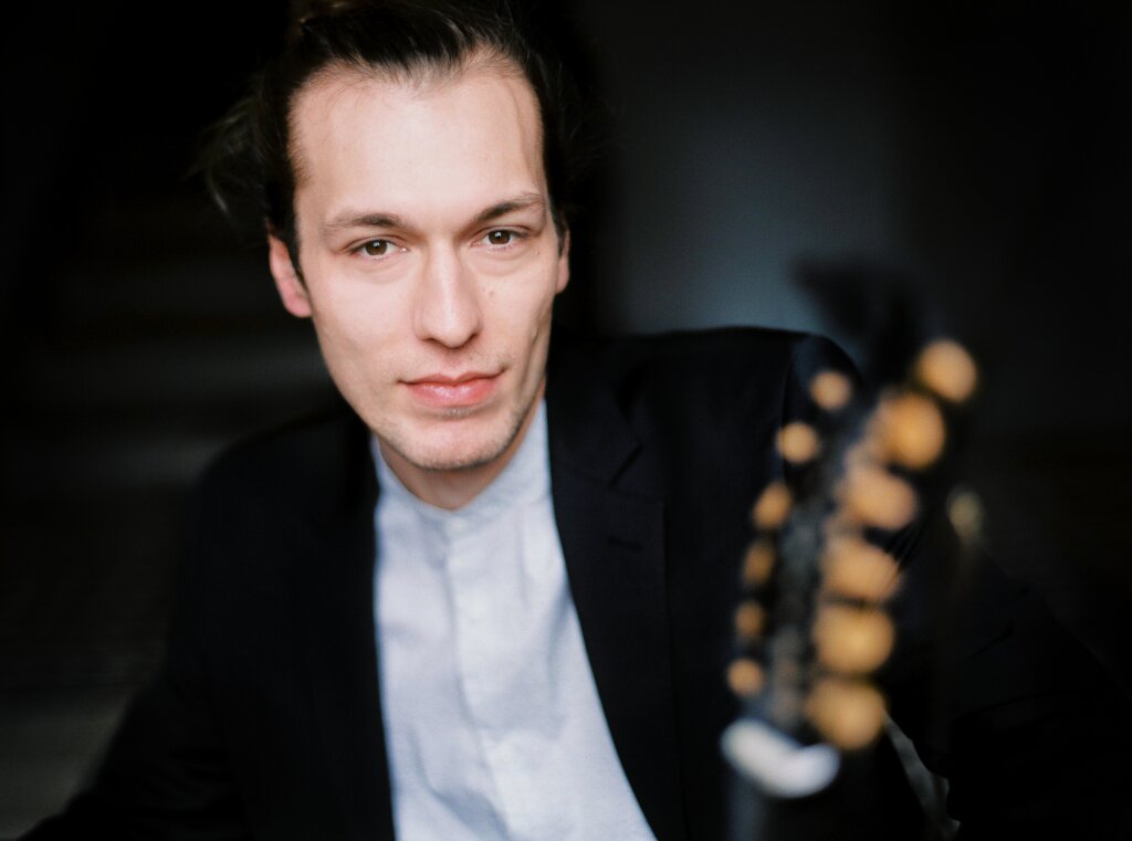 David Bergmüller, a versatile lutenist, known for his virtuosic performances in various genres of music.